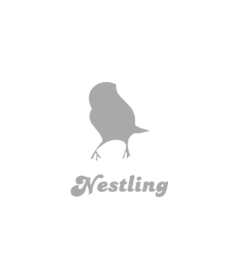 Nestling model negru pe tricou