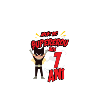 Acest mic supererou are 1 an model negru pe tricou
