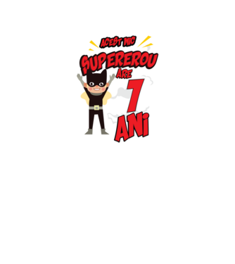 Acest mic supererou are 1 an model negru pe tricou