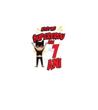 Acest mic supererou are 1 an model negru pe tricou