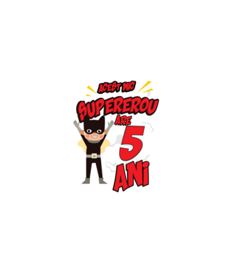 Acest mic supererou are 5 ani model negru pe tricou