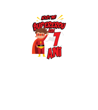 Acest mic supererou are 1 an model negru pe tricou