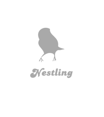 Nestling model negru pe tricou