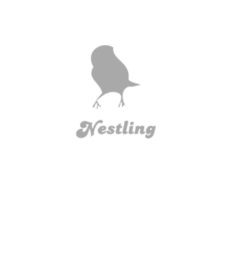 Nestling model negru pe tricou