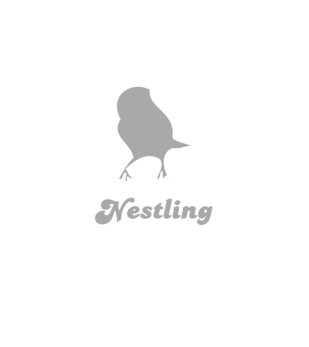Nestling model negru pe tricou
