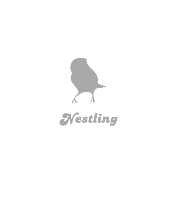 Nestling model negru pe tricou