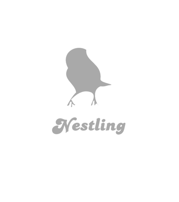 Nestling model negru pe tricou