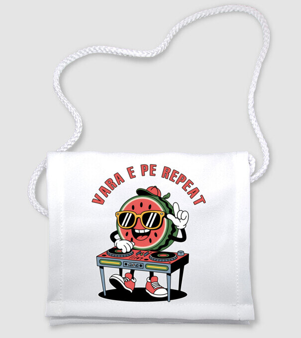 Vara e pe repeat model alb pe tricou
