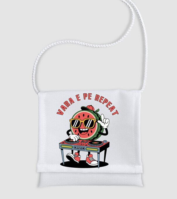 Vara e pe repeat model alb pe tricou