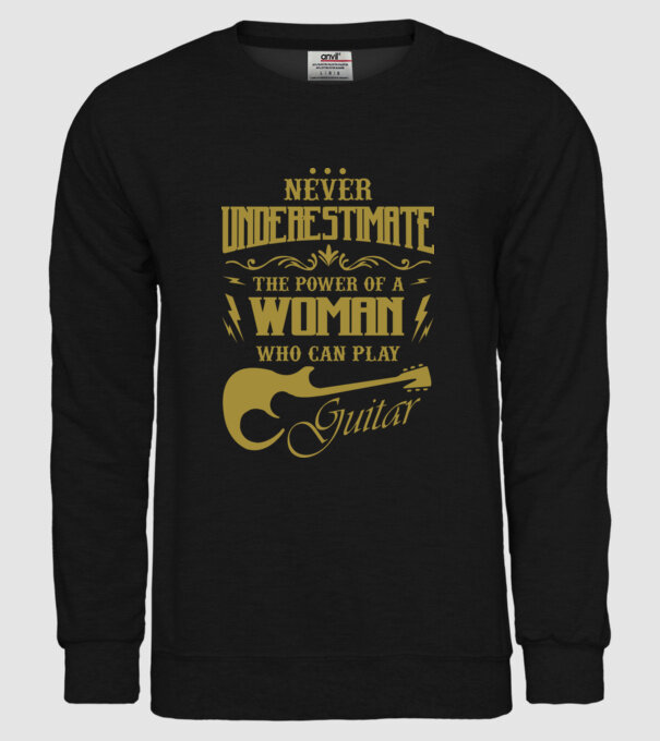 Femeia chitaristă model negru pe tricou