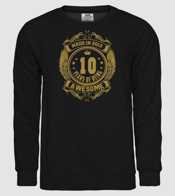 10 years of being awesome winged model negru pe tricou