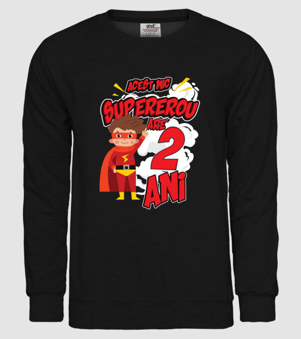 Acest mic supererou are 2 ani model negru pe tricou