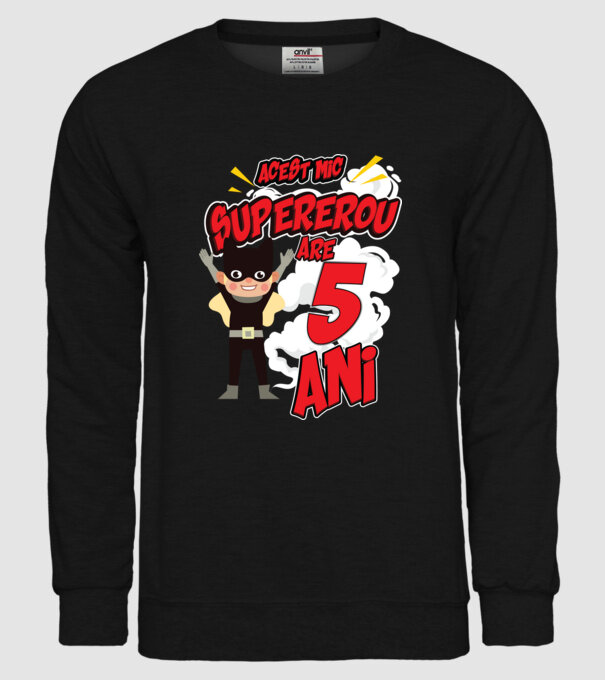 Acest mic supererou are 5 ani model negru pe tricou