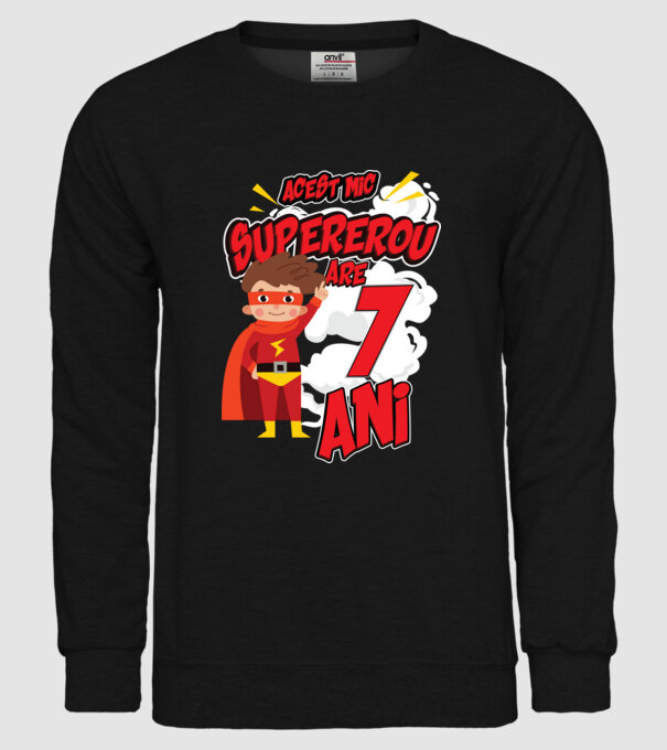 Acest mic supererou are 7 ani model negru pe tricou