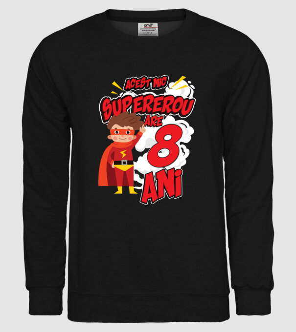Acest mic supererou are 8 ani model negru pe tricou