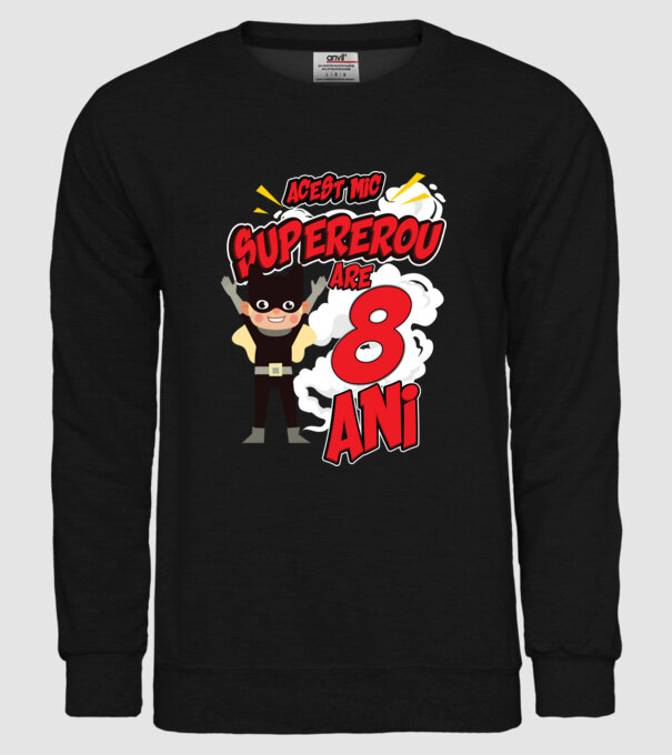 Acest mic supererou are 8 ani model negru pe tricou