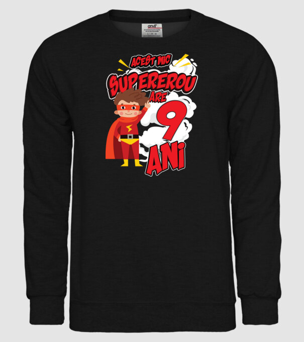 Acest mic supererou are 9 ani model negru pe tricou