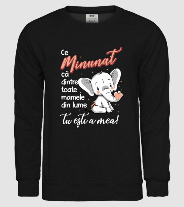 Ce minunat că dintre toate mamele din lume, tu ești a mea! model negru pe tricou