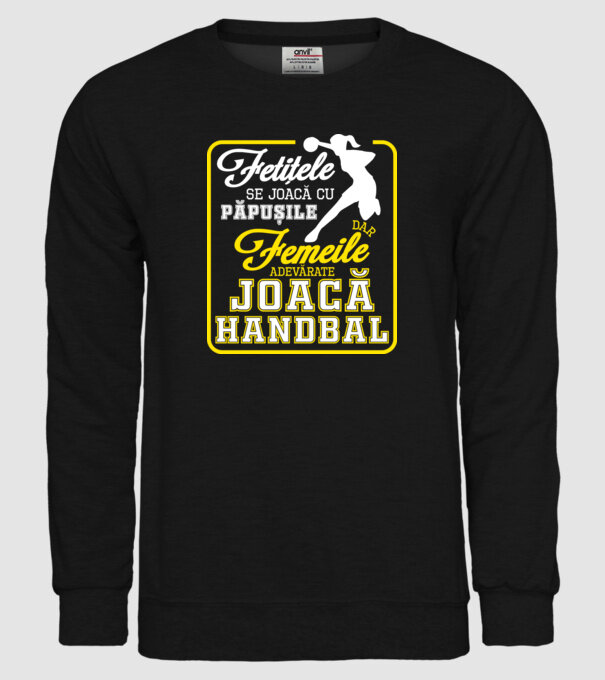fetițele se joacă cu păpușile, dar femeile adevărate joacă handbal model negru pe tricou