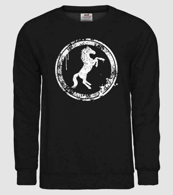horse badge model negru pe tricou