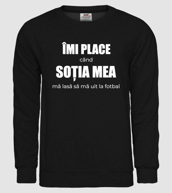 Îmi place când soția mea mă lasă să mă uit la fotbal model negru pe tricou