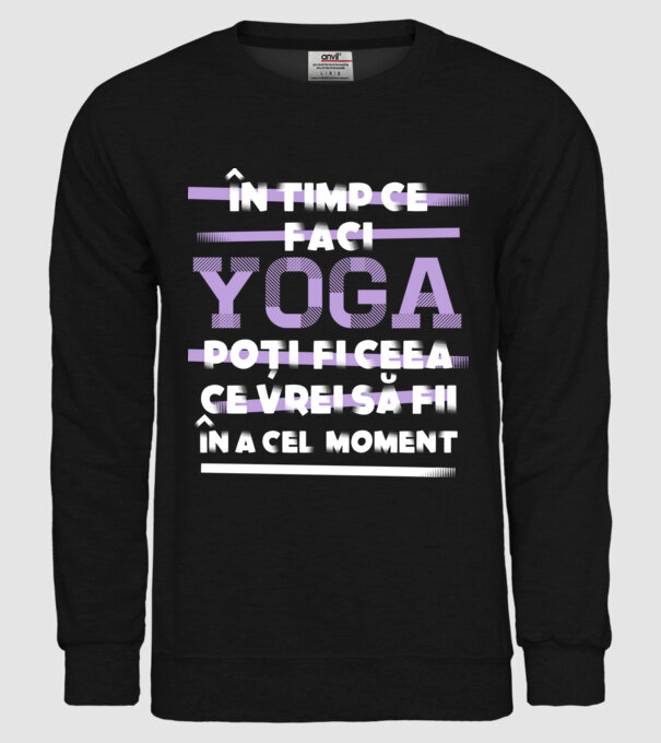 în timp ce faci yoga poți fi ceea ce vrei să fii - în acel moment model negru pe tricou