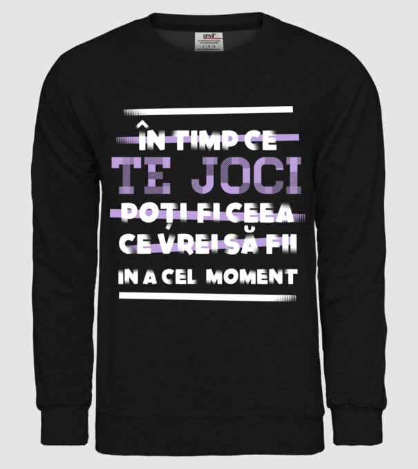 în timp ce te joci poți fi ceea ce vrei să fii - în acel moment model negru pe tricou