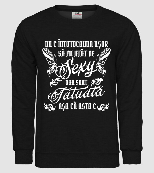 Nu e întotdeauna ușor să fii atât de sexy, dar sunt tatuată, așa că asta e model negru pe tricou