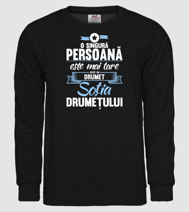 numai o persoană este mai tare decât un amator de drumeții, soția amatorului de drumeții model negru pe tricou