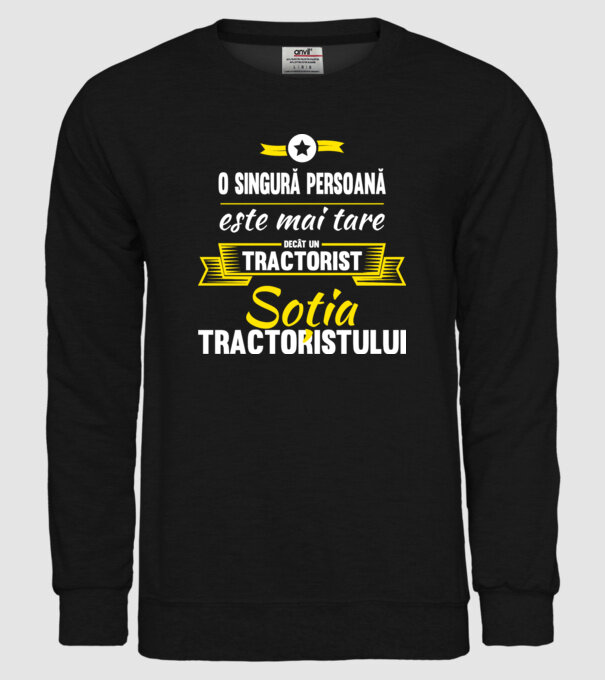 O singură persoană este mai tare decât un tractorist, soția tractoristului model negru pe tricou