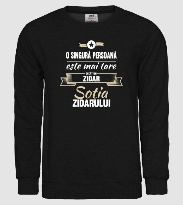 O singură persoană este mai tare decât un zidar, soția zidarului model negru pe tricou