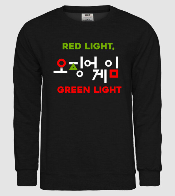 red light green light model negru pe tricou