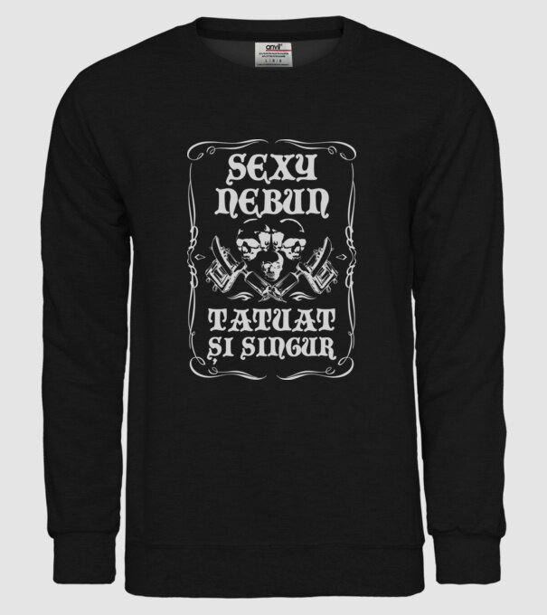 sexy, nebun, tatuat și singur model negru pe tricou