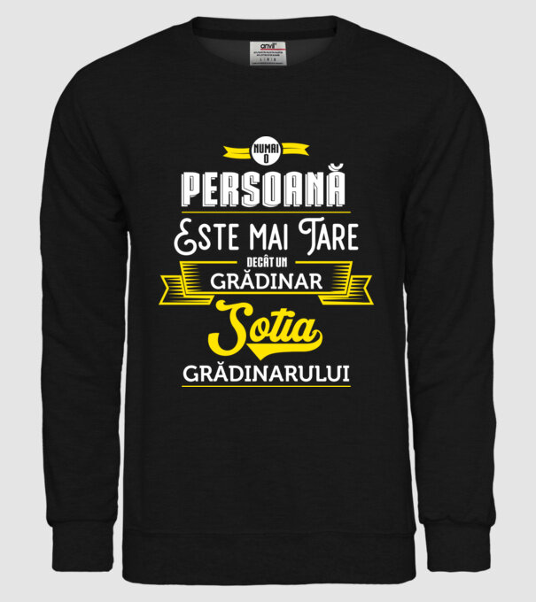 numai o persoană este mai tare decât un grădinar, soția grădinarului model negru pe tricou