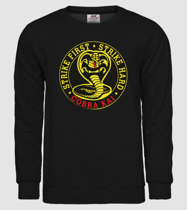 Strike first strike hard logo model negru pe tricou