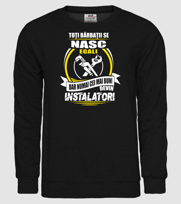 Toți bărbații se nasc egali instalatori model negru pe tricou