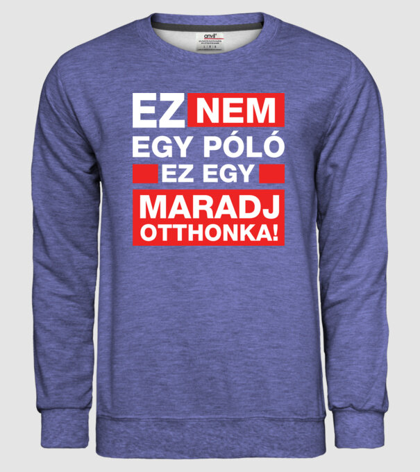 model albastru jeanși pe tricou