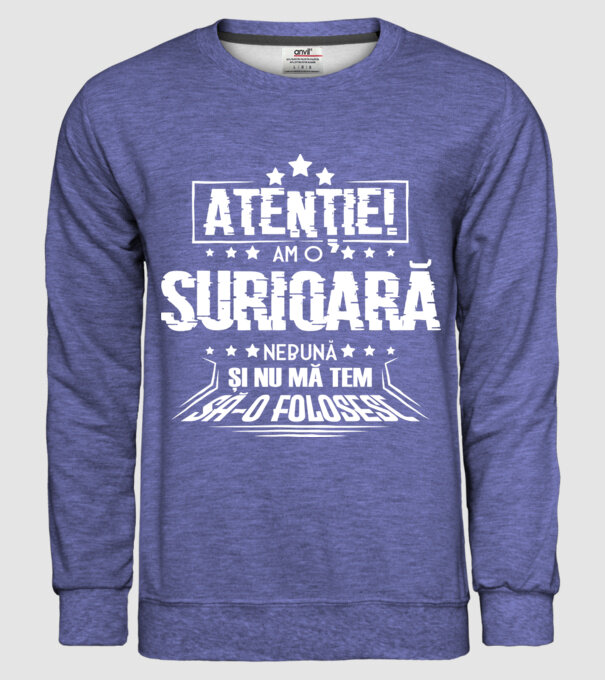 Atenție! Am o surioară nebună și nu mă tem să o folosesc. model albastru jeanși pe tricou