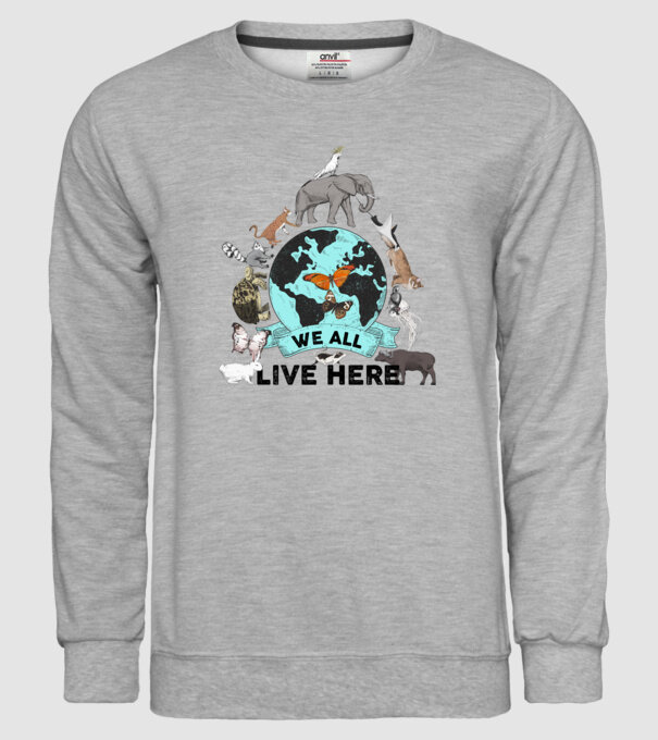 We all live here model gri pe tricou
