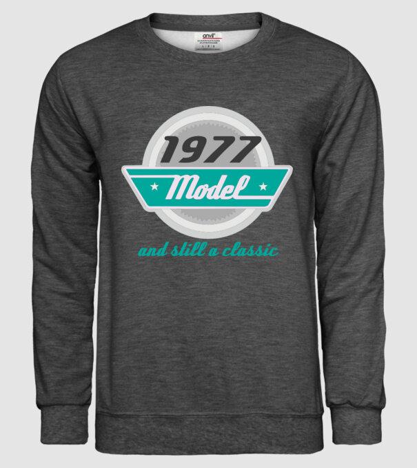 Model and still a classic - 1977 model gri închis pe tricou
