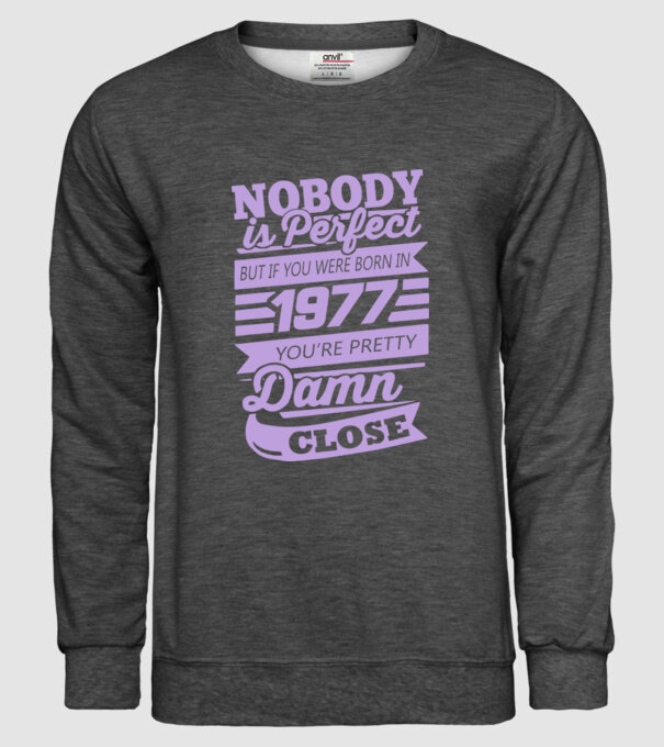 Nobody 1977 model gri închis pe tricou