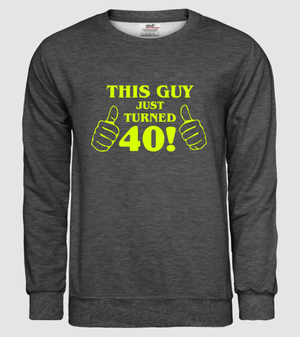 This guy just turned - 40 model gri închis pe tricou