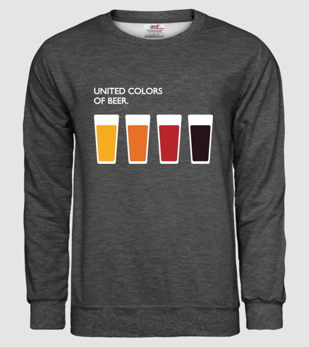 United Colors model gri închis pe tricou