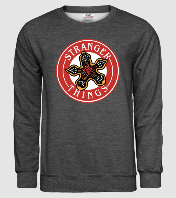 stranger things logo bucks model gri închis pe tricou