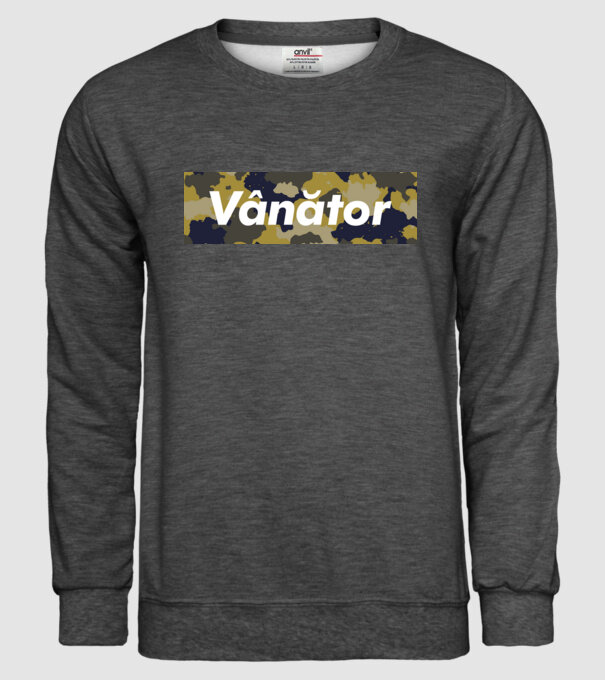 vânător model gri închis pe tricou