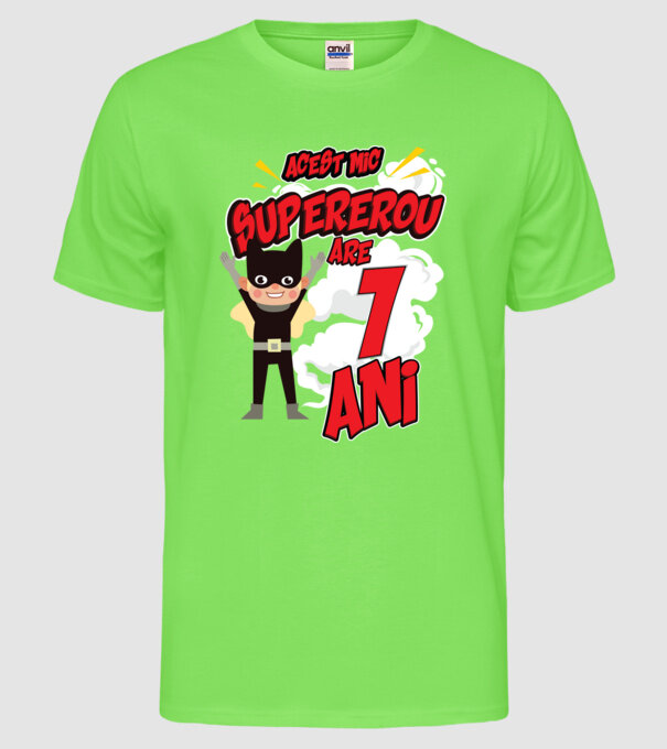 Acest mic supererou are 1 an model verde neon pe tricou