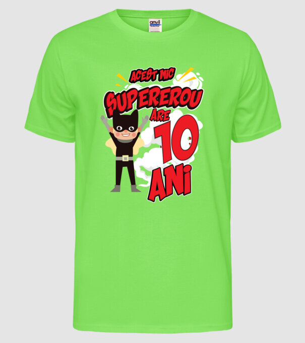 Acest mic supererou are 10 ani model verde neon pe tricou