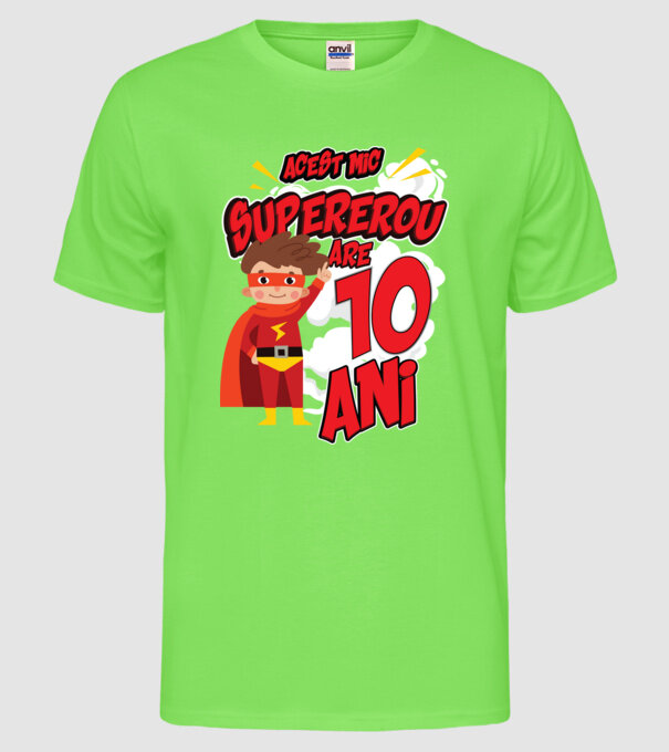 Acest mic supererou are 10 ani model verde neon pe tricou