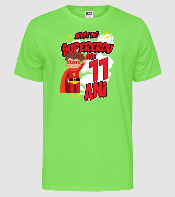 Acest mic supererou are 11 ani model verde neon pe tricou