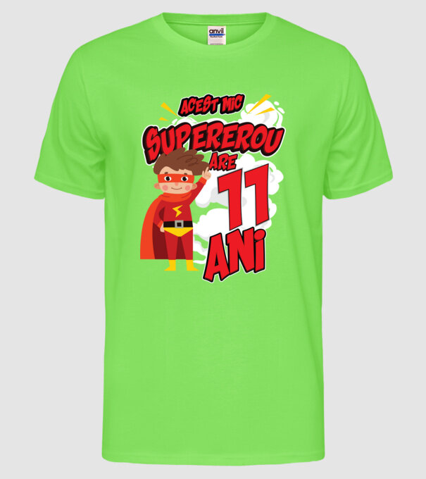 Acest mic supererou are 11 ani model verde neon pe tricou